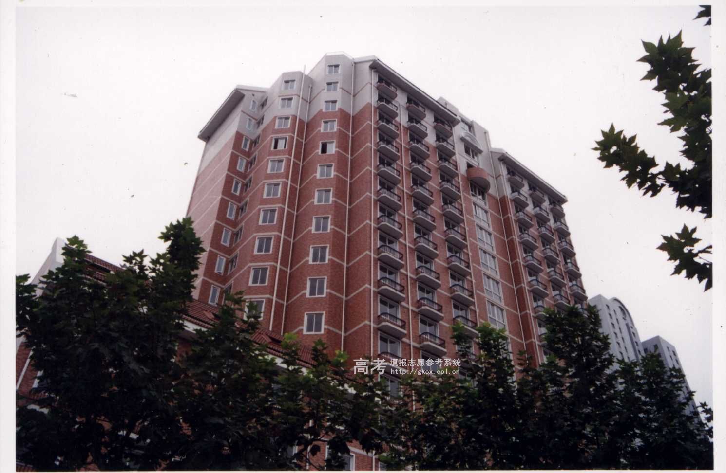 学校创建于1951年10月16日,是以大夏大学、光华大学为基础,同时调进复旦大学和同济大学等院校的部分系科,在大夏大学原址上创办的新中国第一所社会主义师范大学。 1959 年华东师范大学就被确定为全国首批 16 所重点院校之一, 1978 年再次被确认为全国重点大学,是 1986 年国务院批准首批建立研究生院的 33 所高等院校之一。 1996 年通过 “211 工程 ” 预审并被列入国家重点建设大学行列。 2006 年教育部和上海市决定重点共建华东师范大学,学校在建设世界知名的高