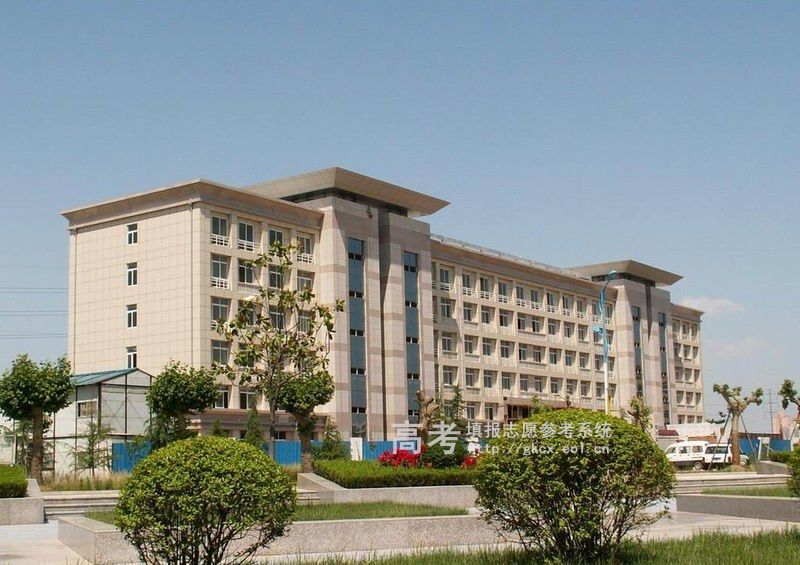 学校创建于1951年10月16日,是以大夏大学、光华大学为基础,同时调进复旦大学和同济大学等院校的部分系科,在大夏大学原址上创办的新中国第一所社会主义师范大学。 1959 年华东师范大学就被确定为全国首批 16 所重点院校之一, 1978 年再次被确认为全国重点大学,是 1986 年国务院批准首批建立研究生院的 33 所高等院校之一。 1996 年通过 “211 工程 ” 预审并被列入国家重点建设大学行列。 2006 年教育部和上海市决定重点共建华东师范大学,学校在建设世界知名的高